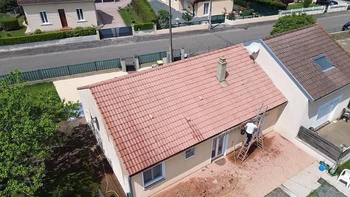 Maison avec toiture en tuiles refaite, vue aérienne