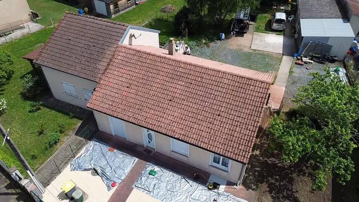 Pavillon et sa toiture en tuiles, vue aérienne