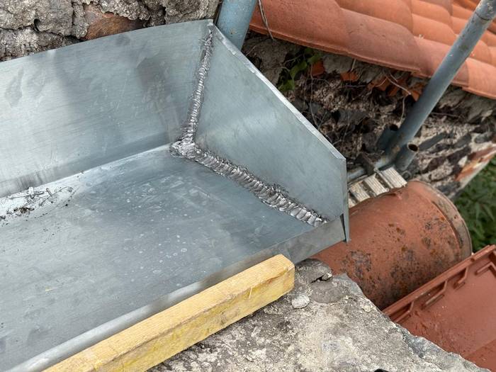 Boîte à eau en zinc façonnée